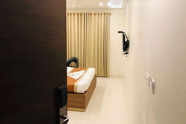 Room 13 of 33