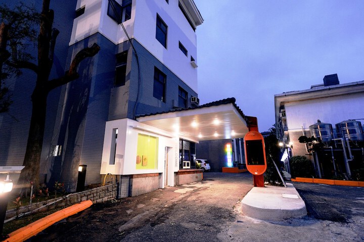 Hotel 4 of 97