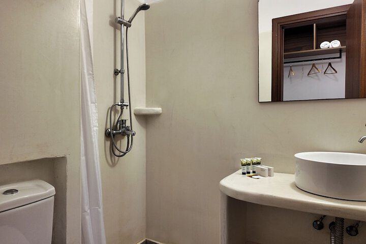 Room 15 of 33