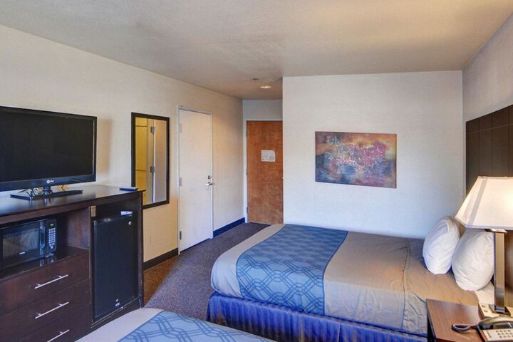 1 Queen Bed (13 of 13)