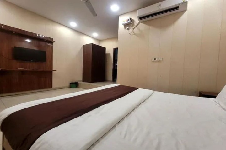 Room 11 of 18