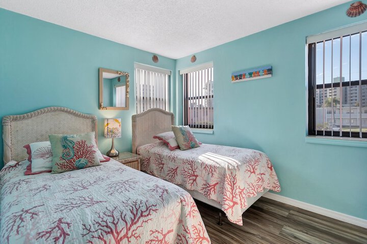 Room 76 of 325