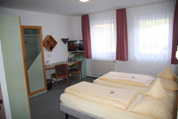 Room 3 of 28