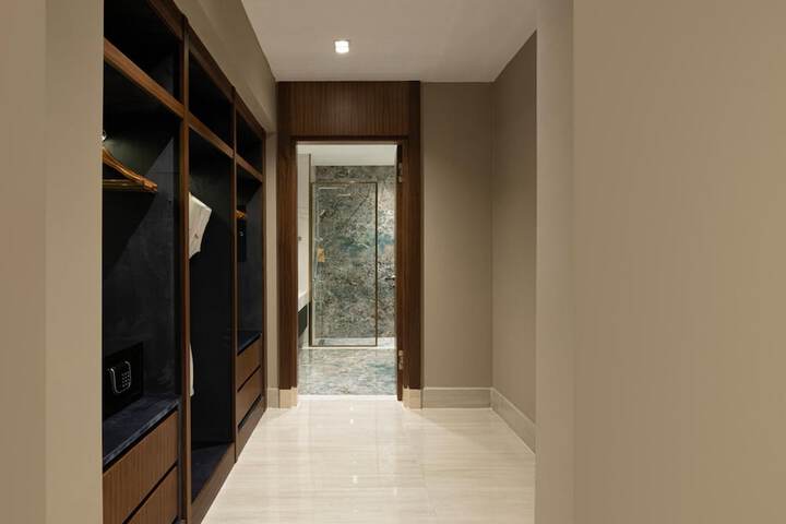 Room 14 of 108