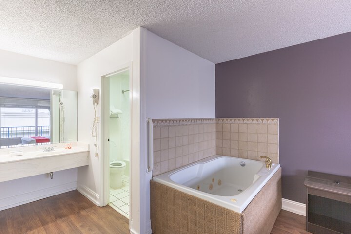 Jetted tub