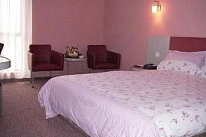 Room 5 of 9