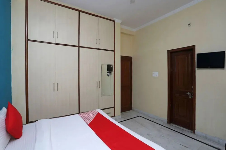 Room 10 of 12