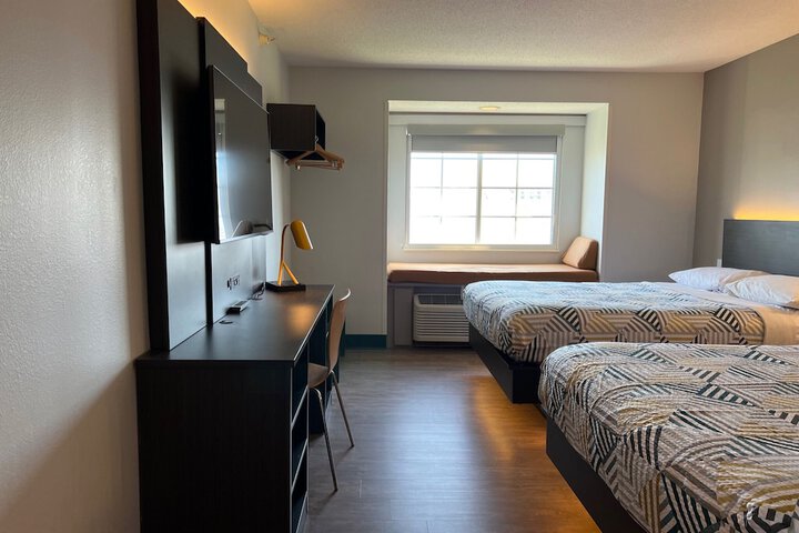 1 Queen Bed (7 of 16)