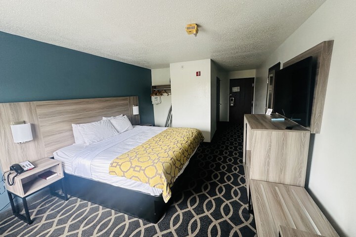 1 King Bed Mobility Accessible (16 of 29)