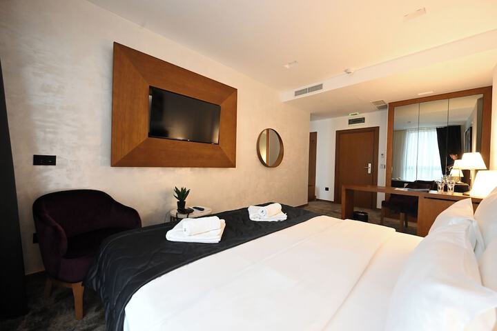 Room 9 of 16