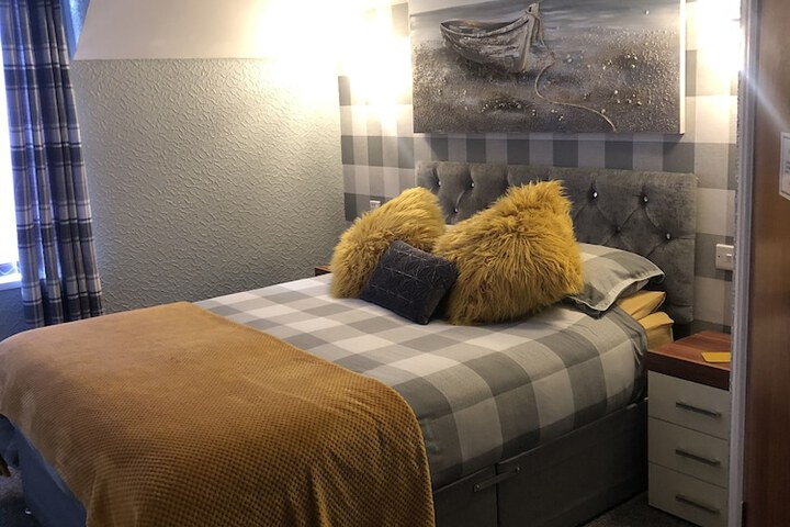 Room 6 of 30
