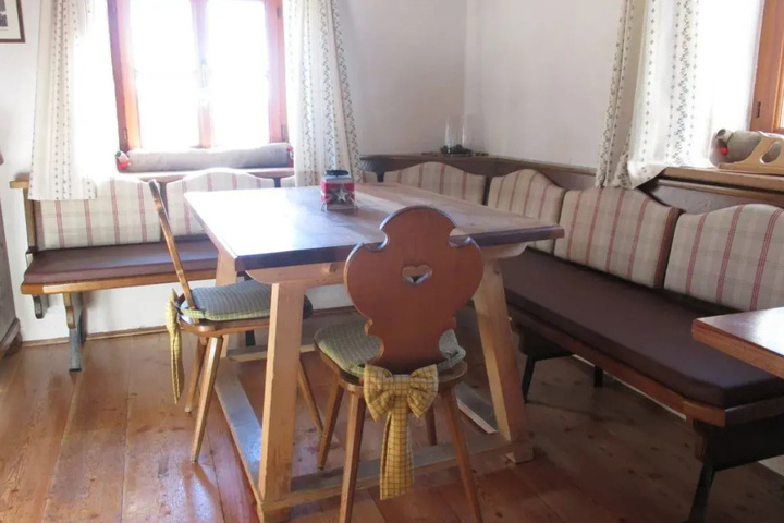 Room 3 of 10