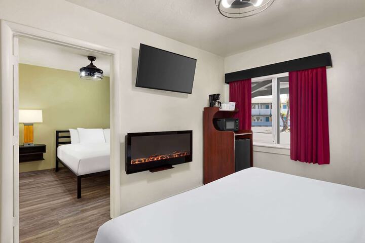 2 Queen Beds (1 of 14)
