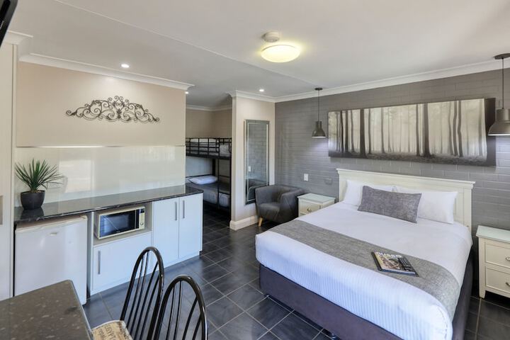 Room 6 of 32