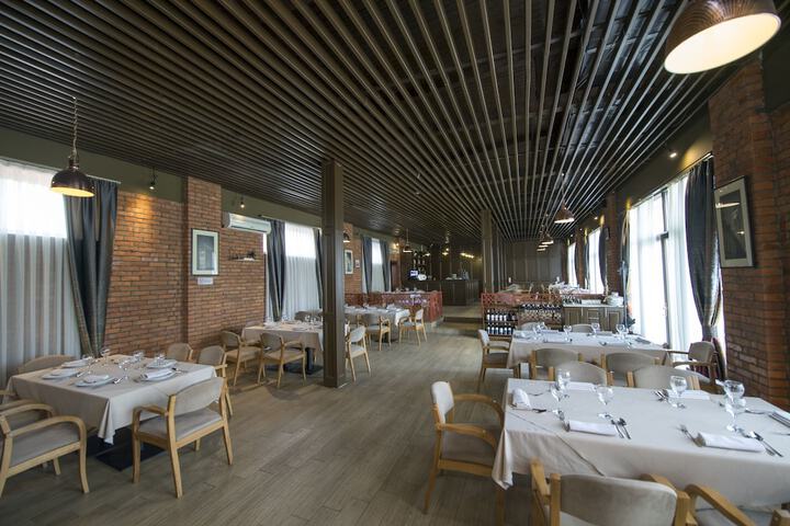 Dining 3 of 16