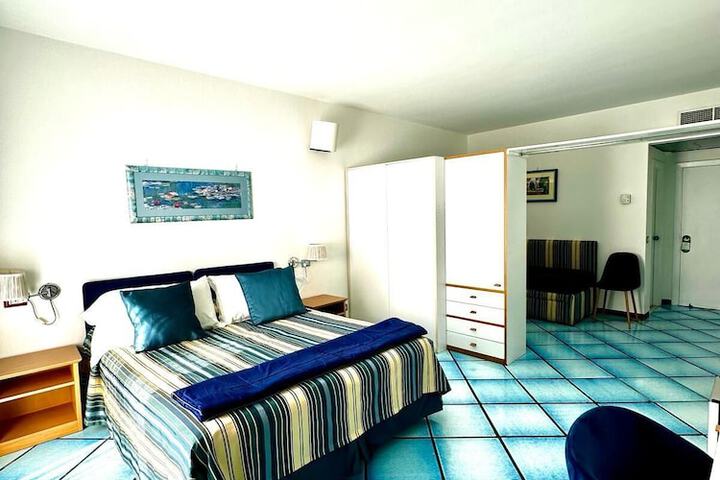 Room 7 of 16