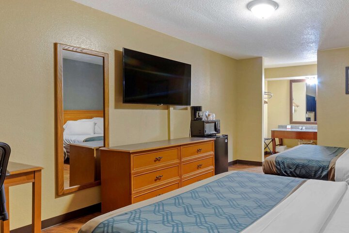 2 Queen Beds (1 of 12)