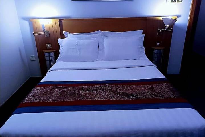 Room 12 of 16
