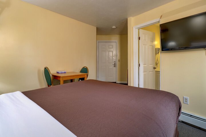 1 Queen Bed (4 of 11)