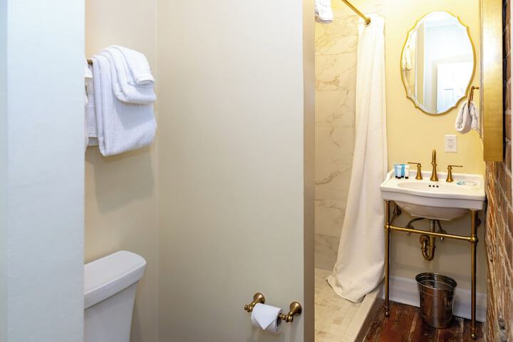 Room 121 of 166