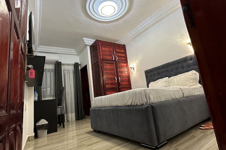 Room 10 of 34