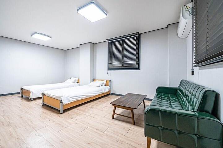 Room 28 of 65
