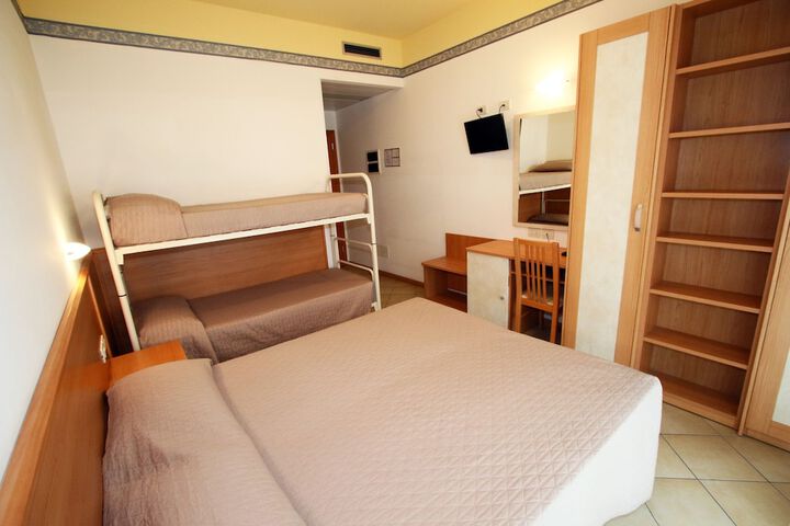 Room 27 of 73