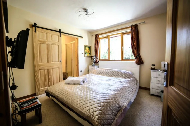 Room 2 of 9