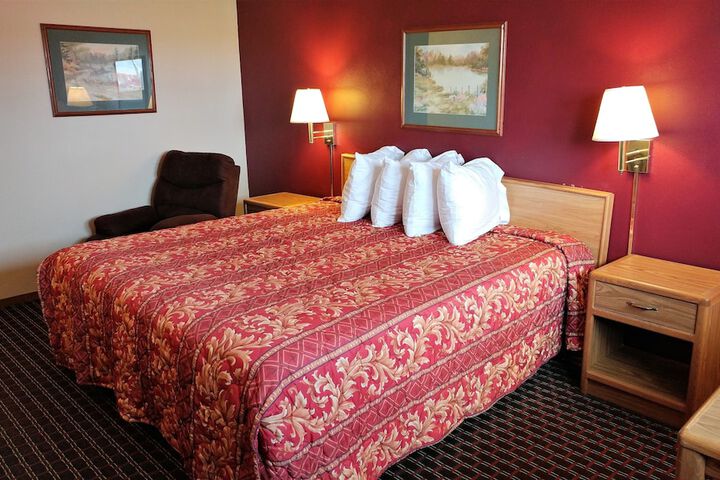 1 King Bed (5 of 7)