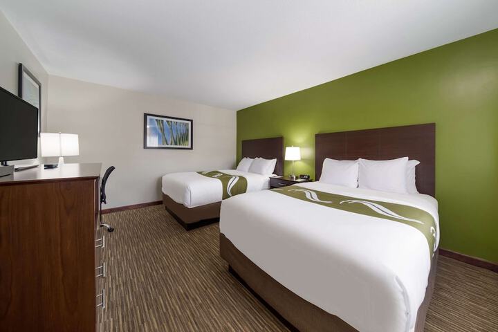 2 Queen Beds (5 of 8)