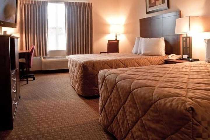 1 Queen Bed Accessible (5 of 6)