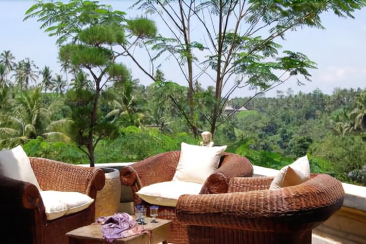 Hotel Lounge