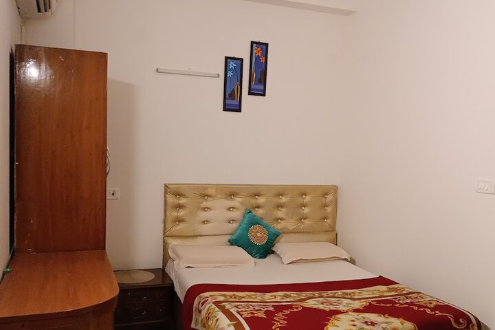 Room 5 of 8