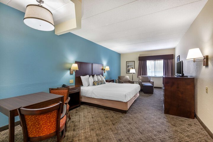 1 King Bed High Speed Internet Accessible Microwave and Refrigerator, Coffee Maker Full (5 of 7)