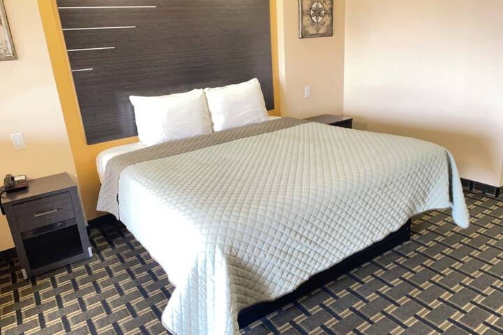 Deluxe King Bed (2 of 14)