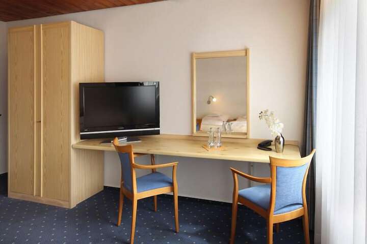 Room 6 of 13