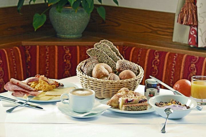 Breakfast/Coffee Service 118 of 143