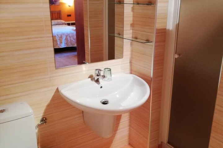 Room 33 of 64