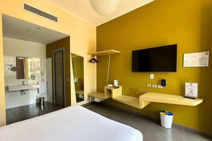 Room 11 of 153