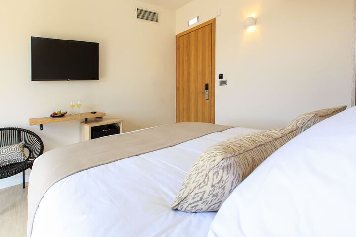 Room 4 of 73