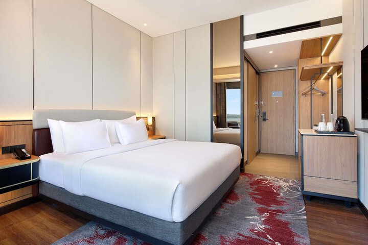 Room 18 of 77