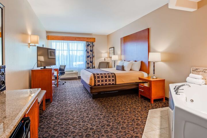 1 King Bed Microwave, Refrigerator WiFi Shower Only Full Breakfast (4 of 11)