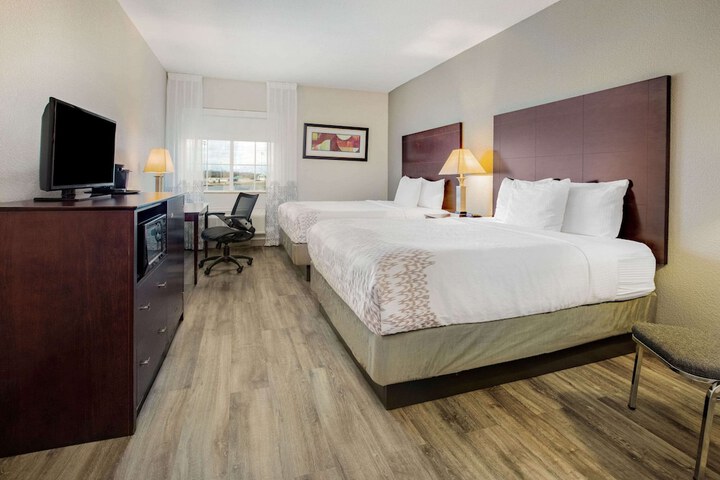 2 Queen Beds (2 of 8)