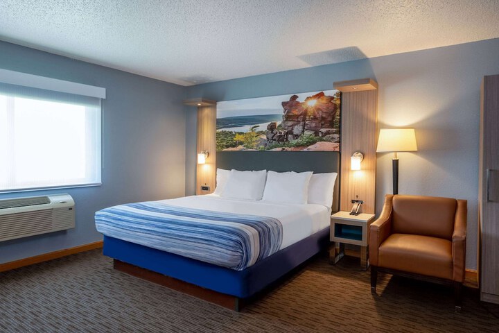 1 King Bed (13 of 17)