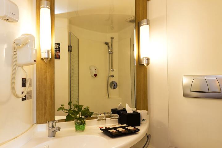 Room 12 of 35