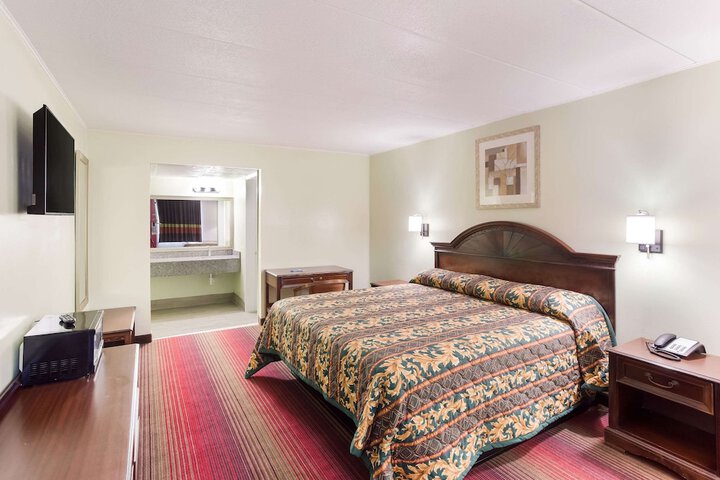 1 King Bed (5 of 13)