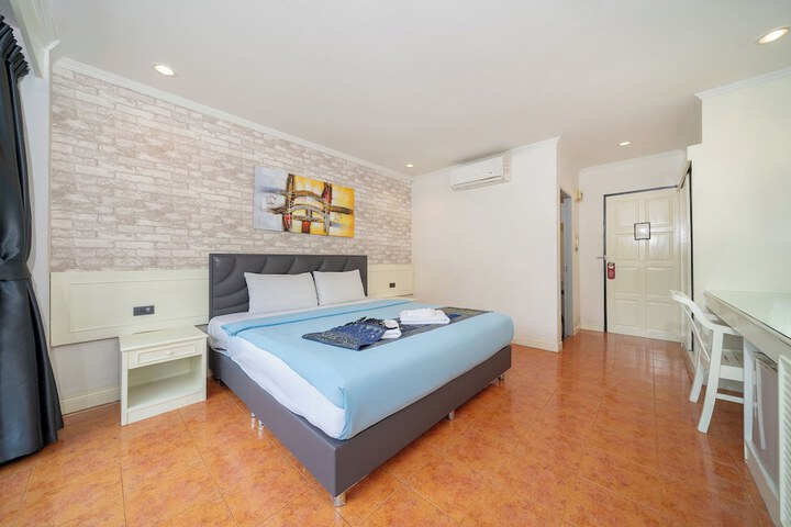 Room 42 of 147
