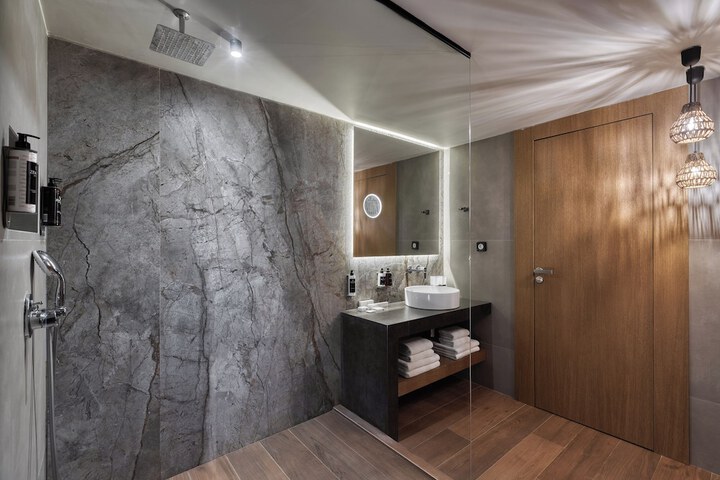 Room 43 of 100