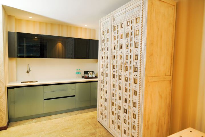 Room 6 of 12
