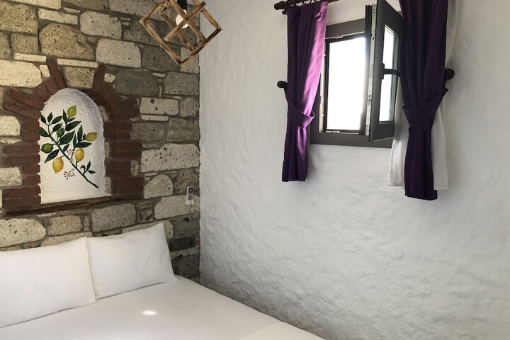 Room 5 of 16